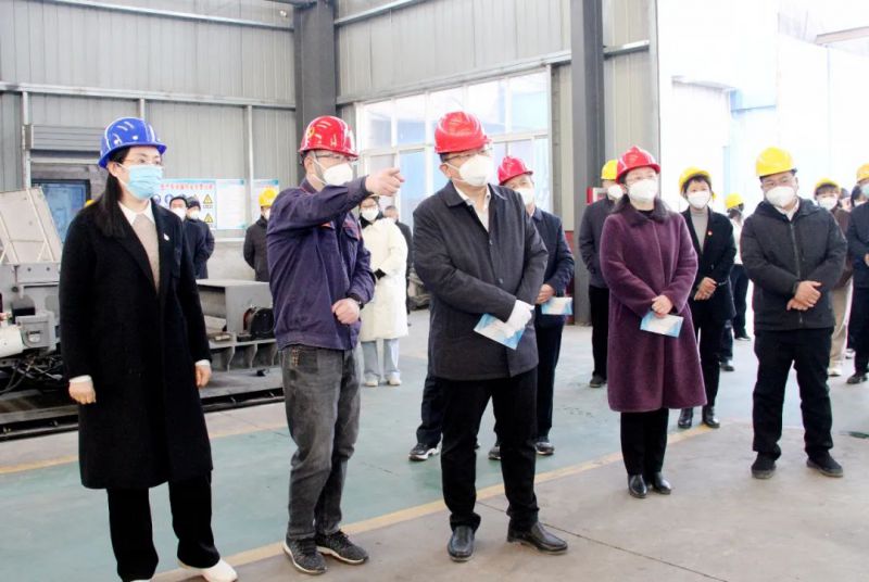 馬村區(qū)委書記師少輝，區(qū)委副書記、區(qū)長王婕等人到演風(fēng)公司進行調(diào)研